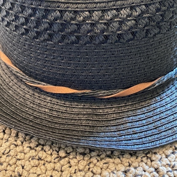 NWOT Lightweight Black Fedora with Flower Band - Picture 4 of 5